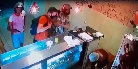 IMÁGENES SENSIBLES. Cliente armado frustra asalto a pastelería y deja a un delincuente herido