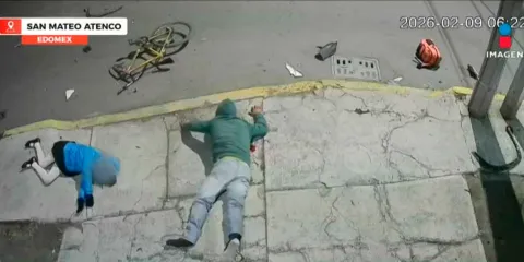 IMÁGENES SENSIBLES. Padre e hija son brutalmente embestidos por camioneta cuando se dirigían a la escuela 