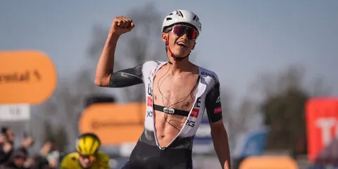 Isaac del Toro conquista la primera etapa del UAE Tour 2026 y toma el liderato