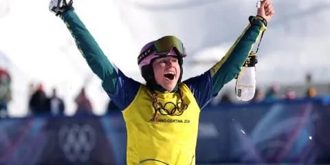Josie Baff hace historia y gana el oro en snowboard cross en Milán-Cortina 2026