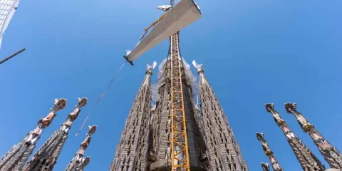 La Sagrada Familia concluye la Torre de Jesucristo y se vuelve la iglesia más alta del mundo 