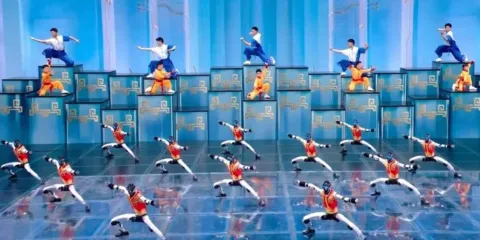 Robots humanoides deslumbran en el Año Nuevo Chino