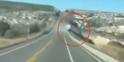 Trailero graba el momento exacto en que un tráiler se precipita a un barranco