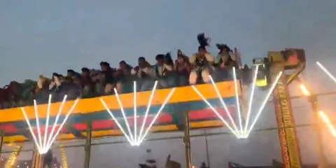 VIDEO. Colapsa juego mecánico en India: un muerto y 13 heridos
