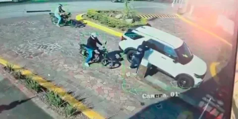 Un empresario aguacatero en Uruapan frustra asalto armado gracias a la intervención de sus escoltas. Un delincuente resultó herido y fue detenido en Michoacán.