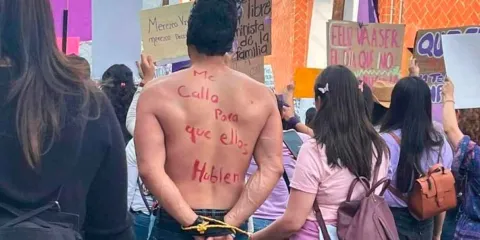 Aliado feminista es exhibido como deudos alimentario durante marcha del 8M