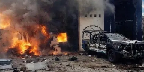 Atacan comandancia de Luis Moya con vehículo explosivo; tres uniformados lesionados