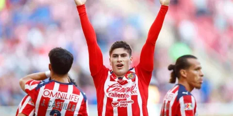 Chivas golea 3-0 a Santos Laguna con golazo de taco de Ricardo Marín
