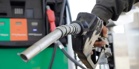 Descartan gasolinazo en México pese al alza del petróleo por ataques contra Irán