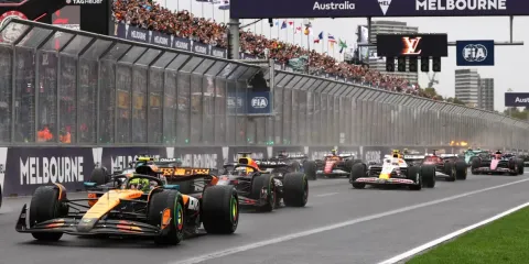 McLaren y Mercedes dominan la FP2 del GP de Australia; Checo Pérez sufre problemas mecánicos