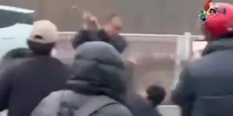 Mata a machetazos al amante de su esposa en plena calle y nadie interviene