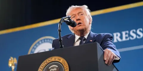 Trump amenaza a Irán: “Si bloquean el petróleo, EE. UU. responderá veinte veces más fuerte”