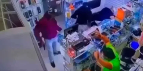 VIDEO. Asaltantes destruyen y roban local . El dueño mata a presunto asaltante y hiere a otro en República Dominicana