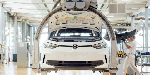 Volkswagen anuncia recorte de 50 mil empleos en Alemania para enfrentar crisis y competencia china