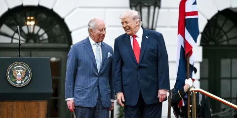FOTO de Donald Trump y Carlos III como “dos reyes” desata críticas en la Casa Blanca