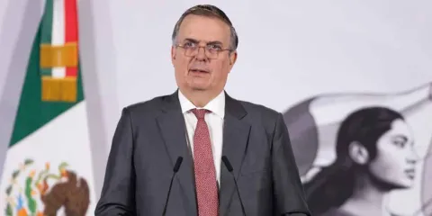 Abren investigación "automática" contra Marcelo Ebrard por hijo en embajada de Londres