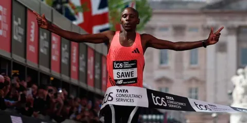 VIDEO. Maratón de Londres 2026 hace historia: Sebastian Sawe rompe récord mundial ¿Los tenis influyen?