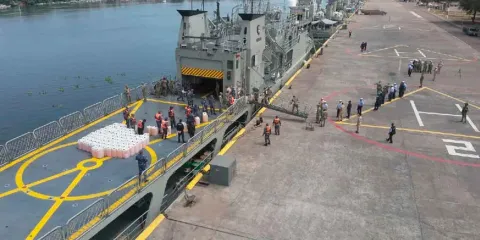 Marina incauta miles de litros de HUACHICOL en una embarcación en costas de Michoacán