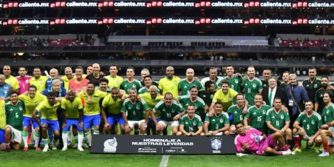 VIDEO. México vs Brasil de leyendas: violencia en la tribuna por una camiseta