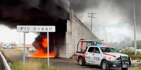 Balacera en la autopista México-Puebla Tlahuapan deja camiones incendiados, caos vial y fuerte movilización de Guardia Nacional; autoridades confirman conflicto entre sindicatos de materialistas.