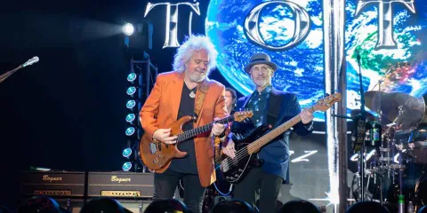 Apertura espectacular del Teatro del Pueblo con TOTO