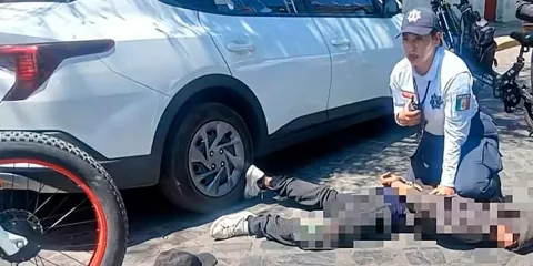 VIDEO. Miserable ladrón roba celular a niña pero es sometido por mujer policía 