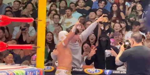 BTS aparece en lucha libre y Místico les dedica su entrada