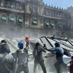 Derriban vallas de Palacio Nacional tras marcha contra violencia de la Generación Z