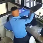 VIDEO. Hombre se vuelve loco y golpea a su compañera de trabajo con un casco