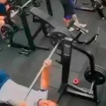 IMÁGENES SENSIBLES. Muere hombre aplastado por barra de pesas en gimnasio de Brasil