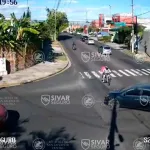 VIDEO. Aparatoso accidente. Dos motociclistas "volaron" tras chocar con auto 