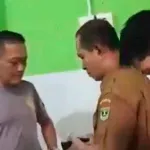 VIDEO. Alumno y maestro sorprendidos realizando actos inapropiados en el baño de una mezquita en Indonesia 