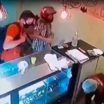 IMÁGENES SENSIBLES. Cliente armado frustra asalto a pastelería y deja a un delincuente herido