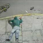 IMÁGENES SENSIBLES. Padre e hija son brutalmente embestidos por camioneta cuando se dirigían a la escuela 