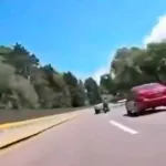 VIDEO. Motociclista juega a Rápidos y Furiosos en la autopista Cuernavaca–México y termina destrozado contra camioneta