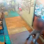 Durante asalto a pizzeria delincuentes intentan secuestrar a empleada. La victima lo evita con fiereza