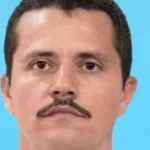 El líder del Cártel Jalisco Nueva Generación (CJNG), Nemesio Oseguera Cervantes, alias “El Mencho”, murió el 22 de febrero de 2026 durante un operativo militar en Tapalpa, Jalisco, encabezado por fuerzas federales mexicanas con apoyo de inteligencia de Estados Unidos.  El objetivo era su captura, pero resultó gravemente herido en un enfrentamiento armado con elementos del Ejército, la Guardia Nacional y otras corporaciones de seguridad. Según versiones oficiales, falleció a causa de las heridas mientras era