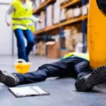 IMÁGENES SENSIBLES. Trabajador muere prensado por máquina industrial en China