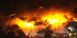 Avión de UPS se estrella y estalla en fuego tras despegar en Kentucky; confirman muertos y heridos