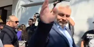 Gobernador Ramírez Bedolla es recibido con gritos y abucheos en el velorio del alcalde Carlos Manzo