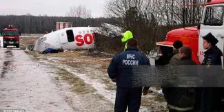 VIDEO. En Moscú, avión se parte en el aire y deja dos muertos y más de 80 heridos
