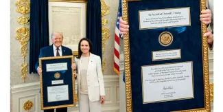María Corina Machado entrega medalla del Nobel de la Paz a Trump tras reunión en la Casa Blanca