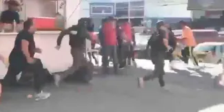 Con jitomatazos  y golpes se enfrentan comerciantes con la policía civil en San Luis Potosí 