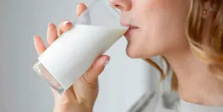 La leche supera al agua como mejor bebida para hidratar, revela estudio científico