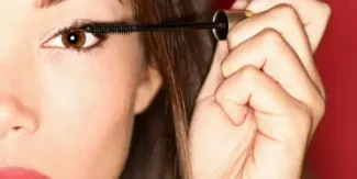Maquillaje y salario: estudio revela que mujeres pueden ganar hasta 20% más en el trabajo