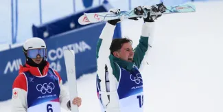 Cooper Woods gana el oro en moguls varonil en Milano Cortina 2026 tras desempate dramático