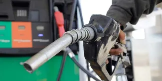 Descartan gasolinazo en México pese al alza del petróleo por ataques contra Irán