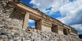 Descubre Mitla, Oaxaca: grecas zapotecas, tumbas ancestrales y cultura viva que fascina a turistas