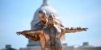 Estatua de Trump y Jeffrey Epstein estilo Titanic aparece en Washington y provoca críticas