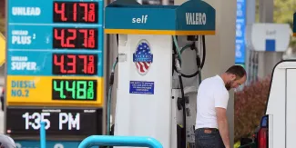 Precio de la gasolina en Estados Unidos supera los 4 dólares por galón en medio de la guerra en Irán